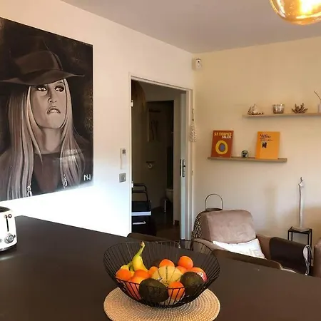 Anais De Saint-tropez, Bel Appartement, Avec Piscine Et Jardin, Au Coeur De Tropez * Сен-Тропе