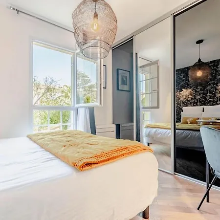 Anais De Saint-tropez, Bel Appartement, Avec Piscine Et Jardin, Au Coeur De Tropez *