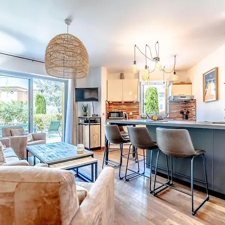 Anais De Saint-tropez, Bel Appartement, Avec Piscine Et Jardin, Au Coeur De Tropez *