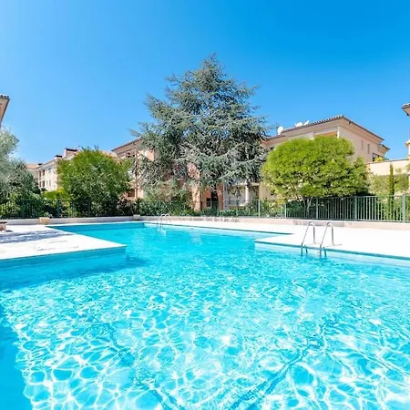 Apartment Anais De Saint-tropez, Bel Appartement, Avec Piscine Et Jardin, Au Coeur De Tropez *