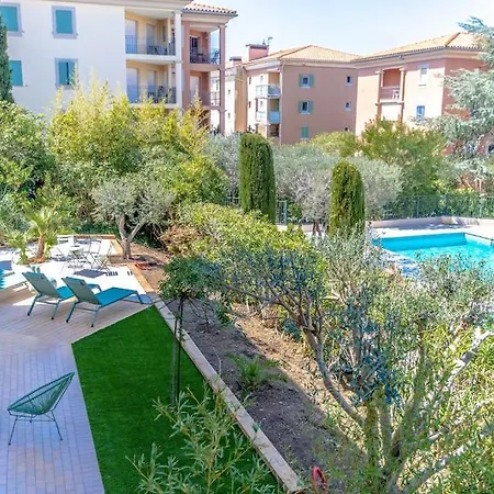 Anais De Saint-tropez, Bel Appartement, Avec Piscine Et Jardin, Au Coeur De Tropez *